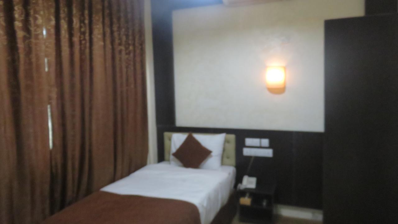 Teeba Palace Hotel Suites Amman Esterno foto
